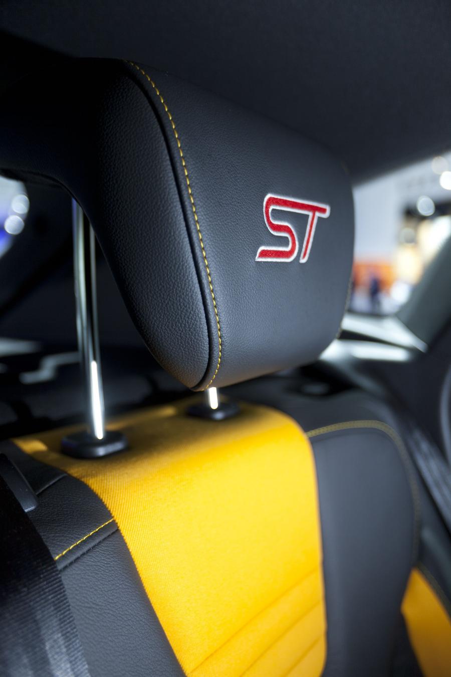  Ford Focus ST 2010 года  (фото 26 из 46)